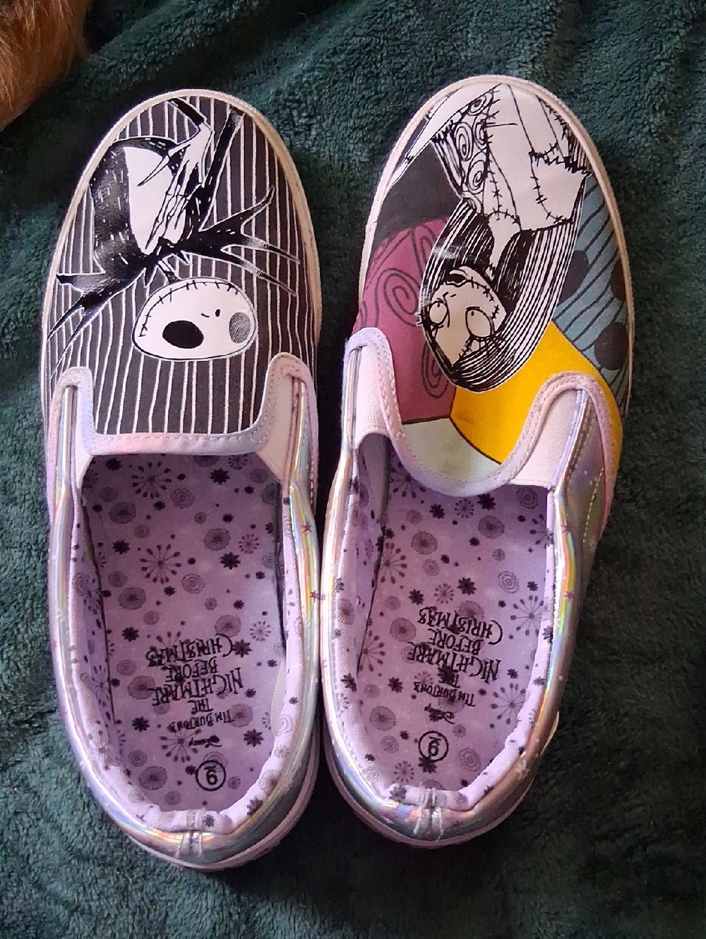 Slip-On Women's Sneakers in Lilac with Nighttime Character Print